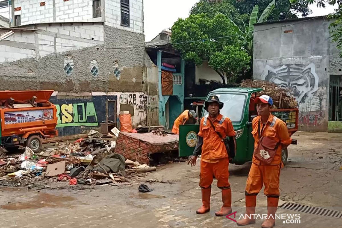 Petugas angkat 33 ton sampah dari lokasi banjir Kramat Jati