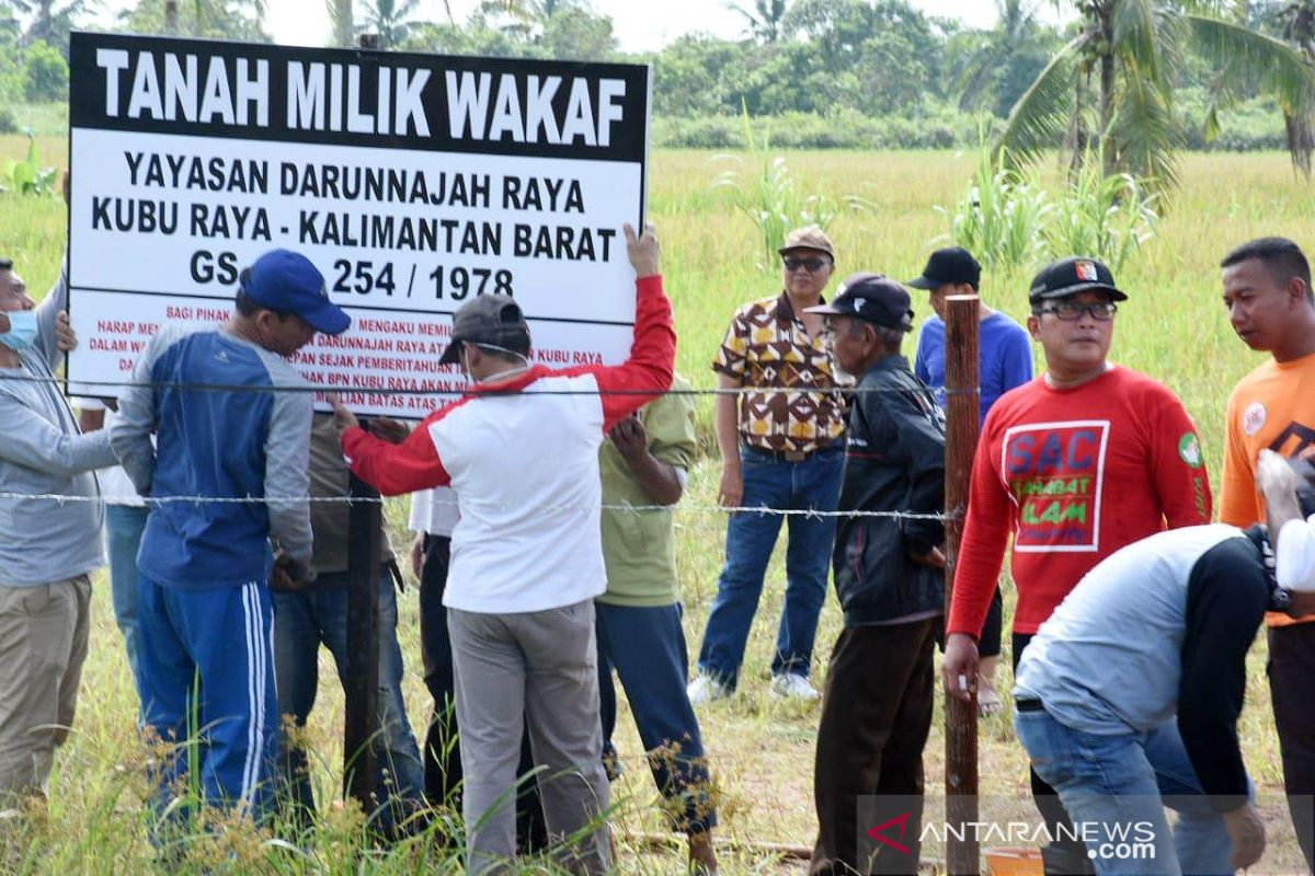 Sujiwo pimpin kerja bakti pembersihan tanah wakaf kuburan