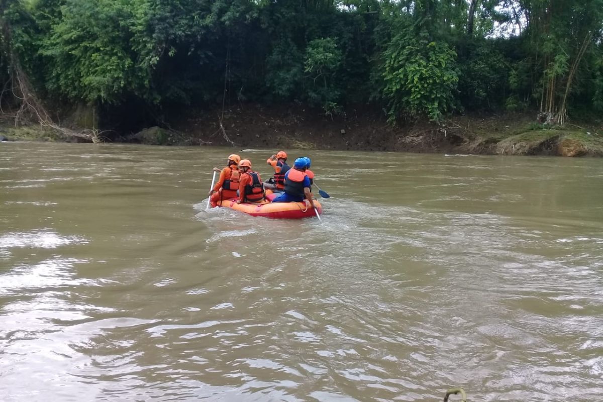 Siswa SD hanyut di Sungai Bedadung Jember belum ditemukan