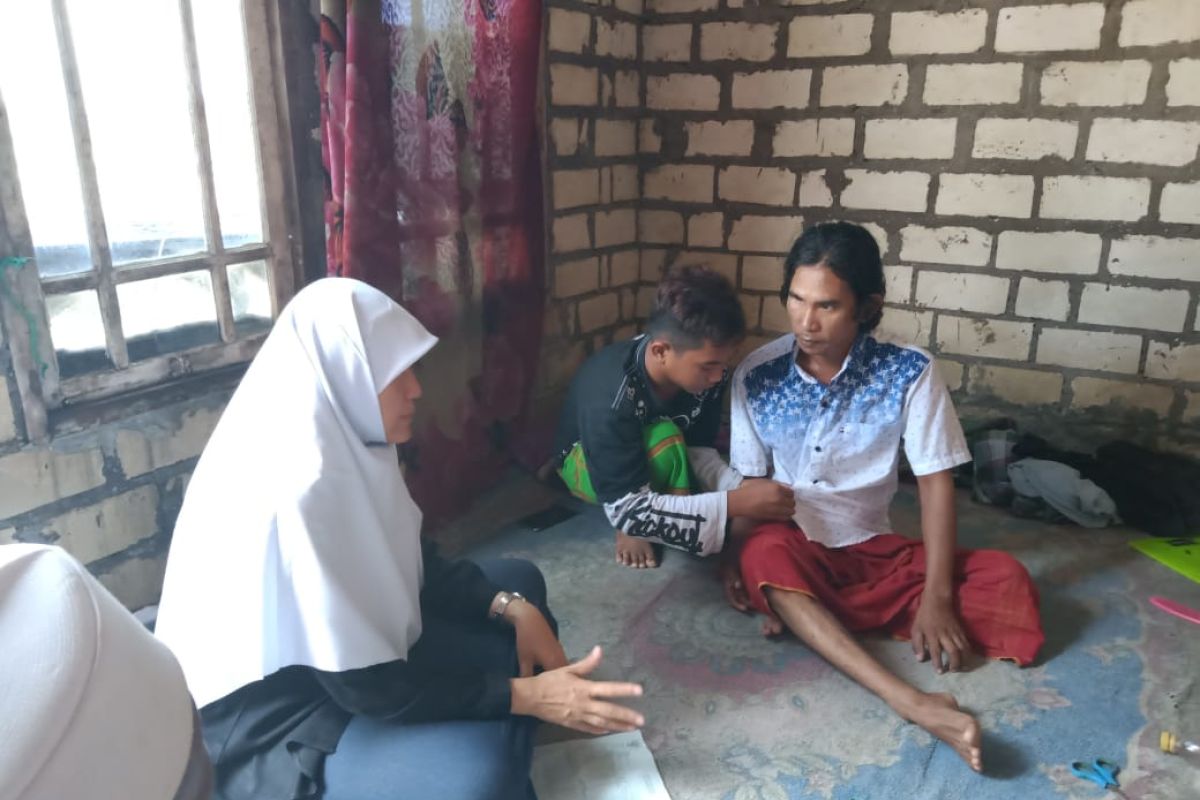 Pemkot Surabaya diminta bantu anak piatu yang rawat bapaknya sakit stroke