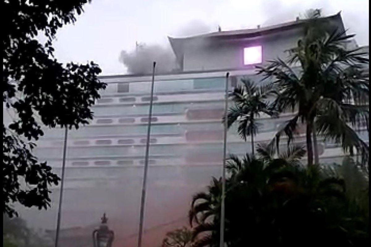 BPBD Denpasar kerahkan lima armada padamkan kebakaran di Hotel Bali Beach