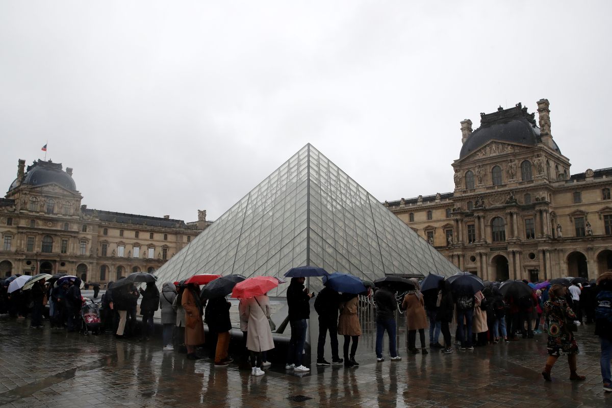 Museum Louvre Paris tutup karena staf mogok kerja akibat virus corona