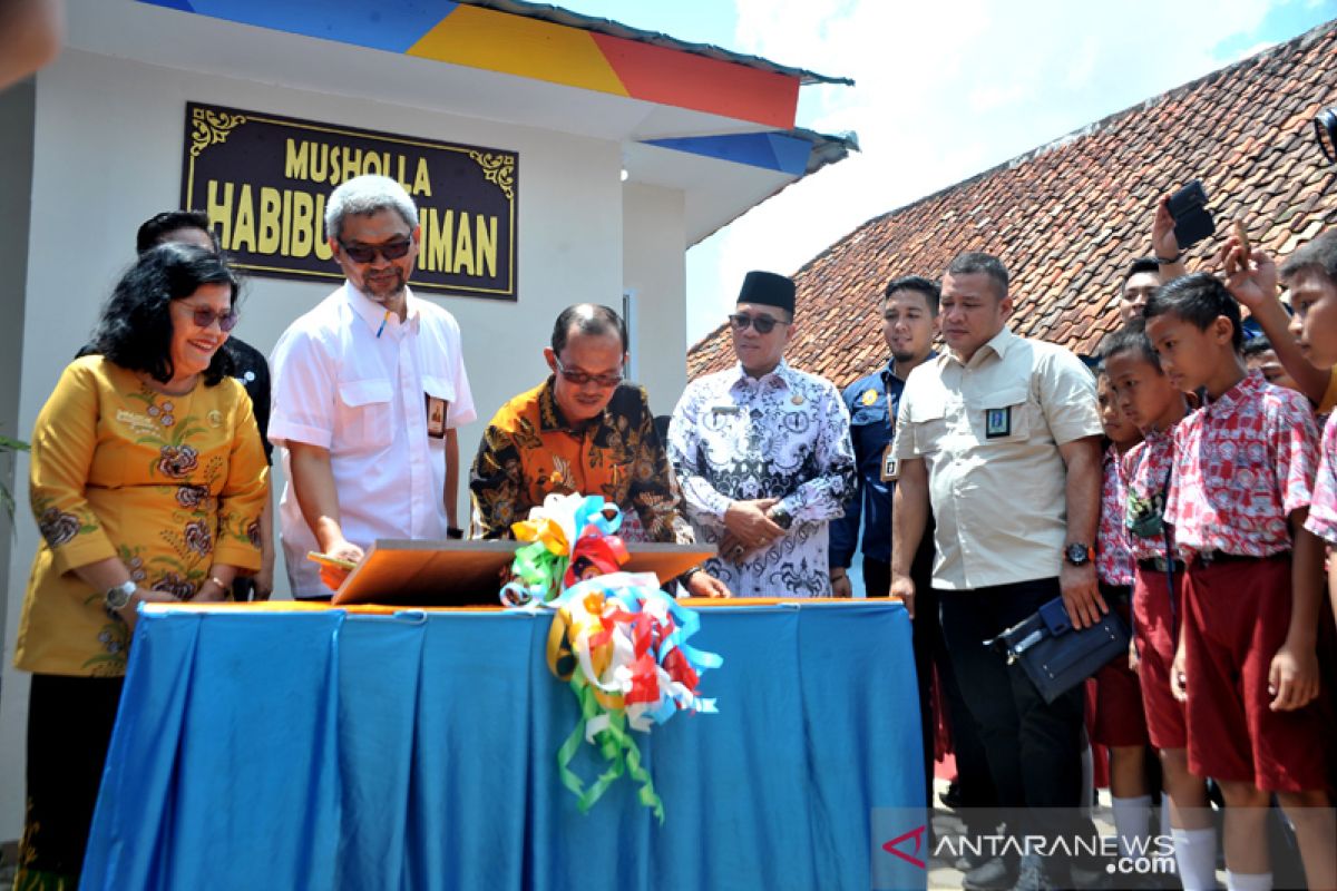 Angkasa Pura Palembang bina lingkungan lewat bantuan mushala ke sekolah
