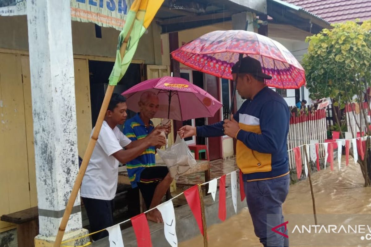 Mikdad Yeser bagikan makanan ke warga terdampak banjir Gorontalo Utara