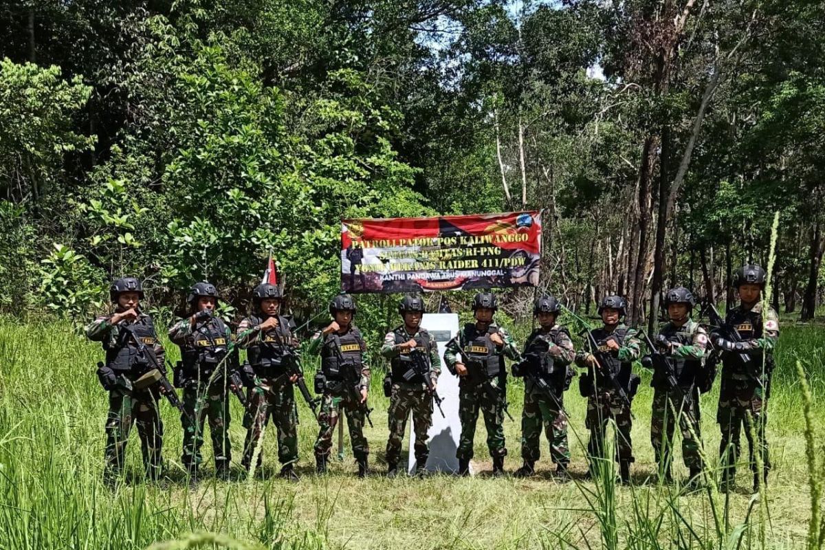 Prajurit TNI AD patroli patok wilayah perbatasan Indonesia-PNG