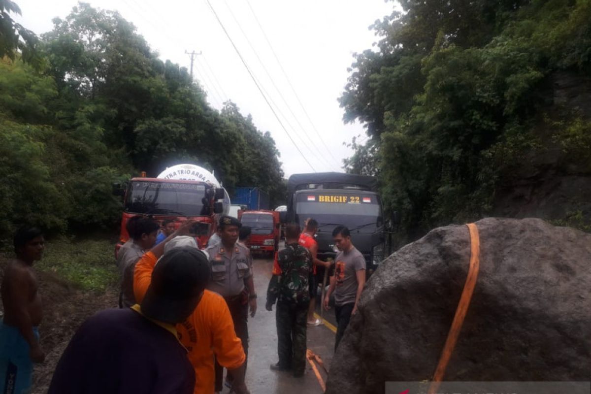 Longsor tutup akses transportasi di bagian barat Gorontalo Utara