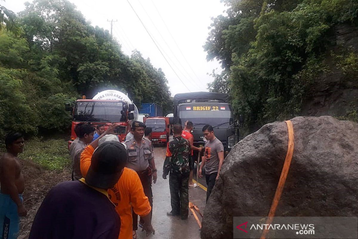 Akses transportasi bagian barat Gorontalo Utara putus tertutup longsor