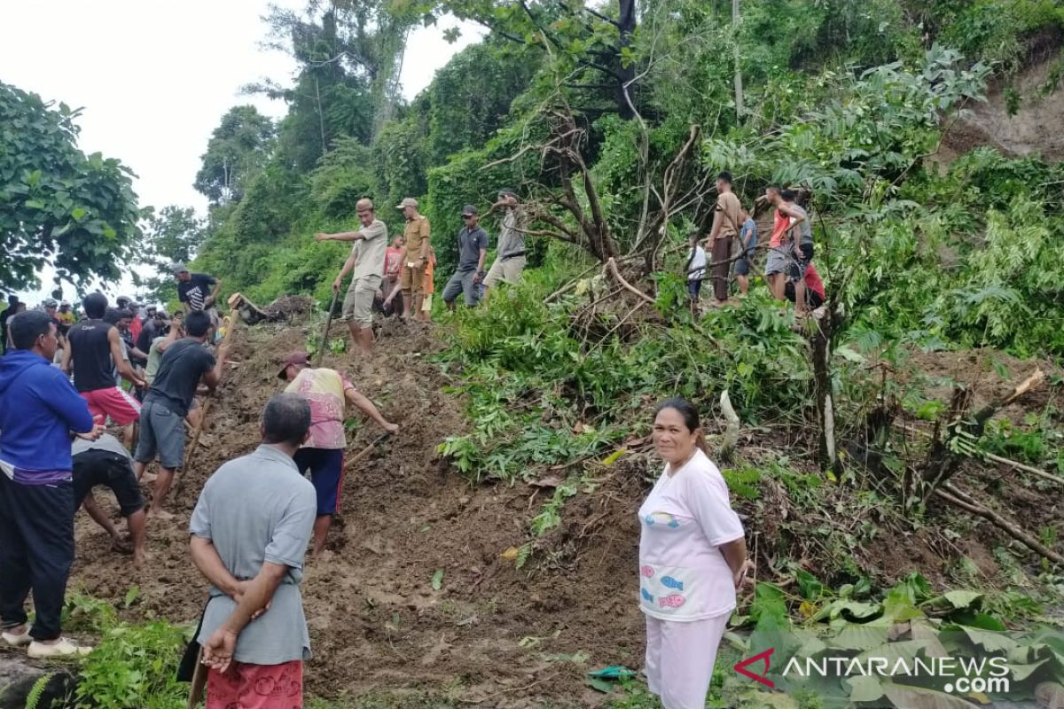 Longsor di Desa Kasia putus akses transportasi Gorontalo-Sulteng