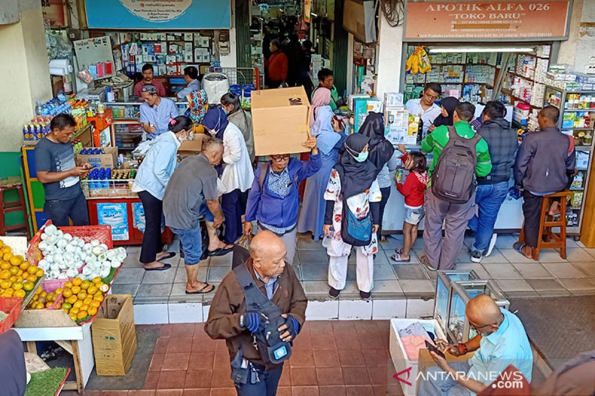 Pedagang Pasar Pramuka sebut persediaan masker aman hingga lusa