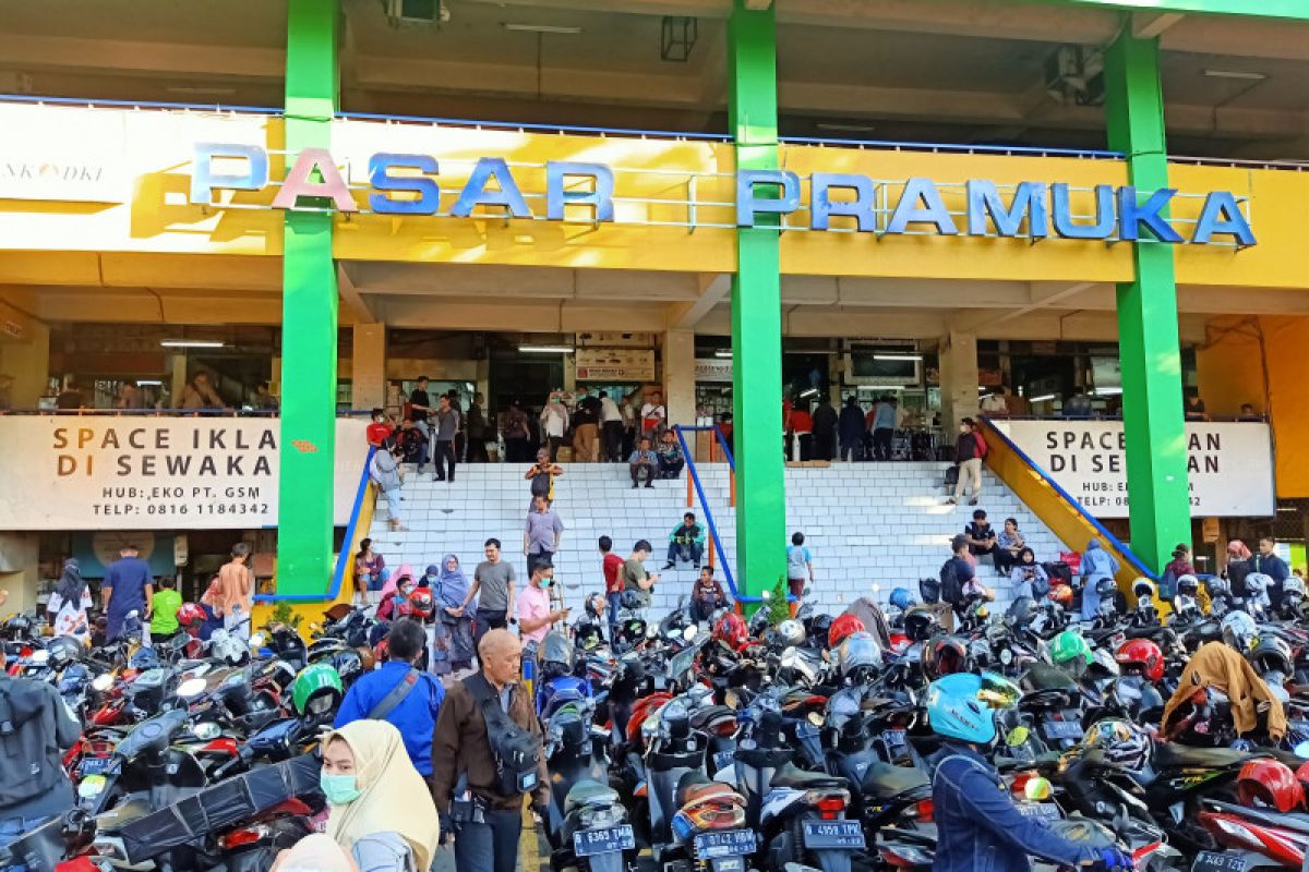 Pasar Pramuka dipadati pembeli masker