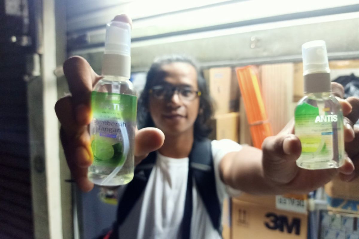 Harga eceran sanitizer di Pasar Pramuka naik 100 persen