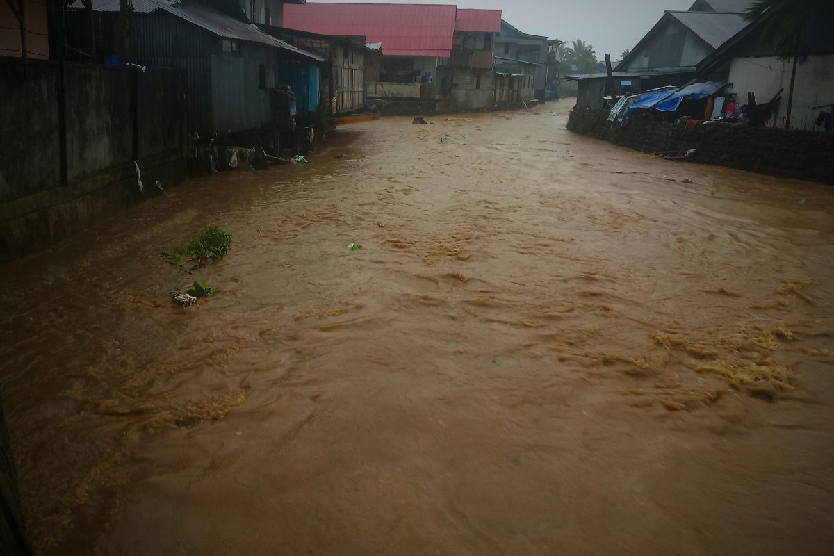 Warga Manokwari siaga antisipasi banjir luapan sungai Wosi