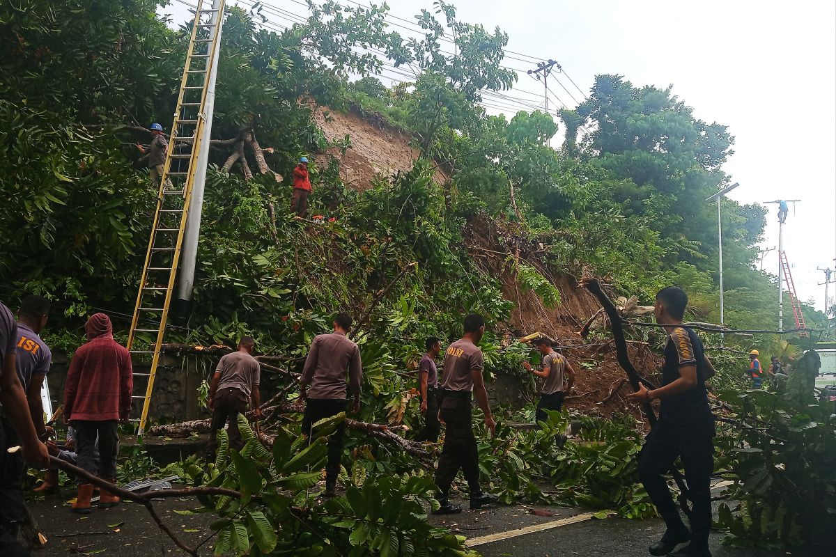 Two motorists bear brunt of Manokwari's landslide