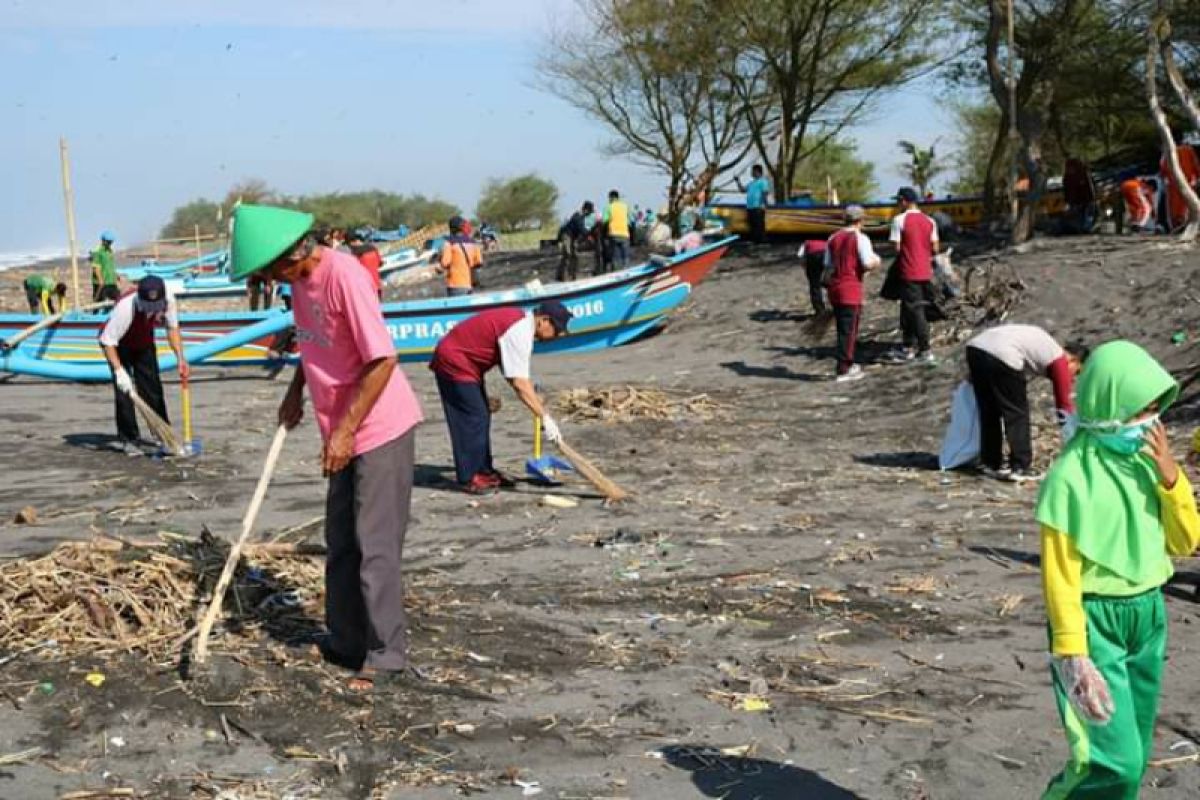 DLH Kulon Progo "gropyok" sampah di Pantai Bugel