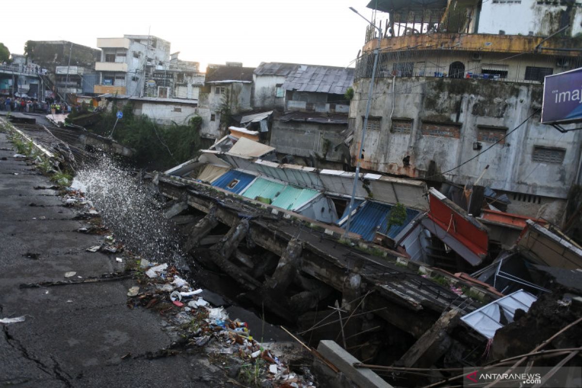 Jember tetapkan status darurat bencana terkait jalan ambles