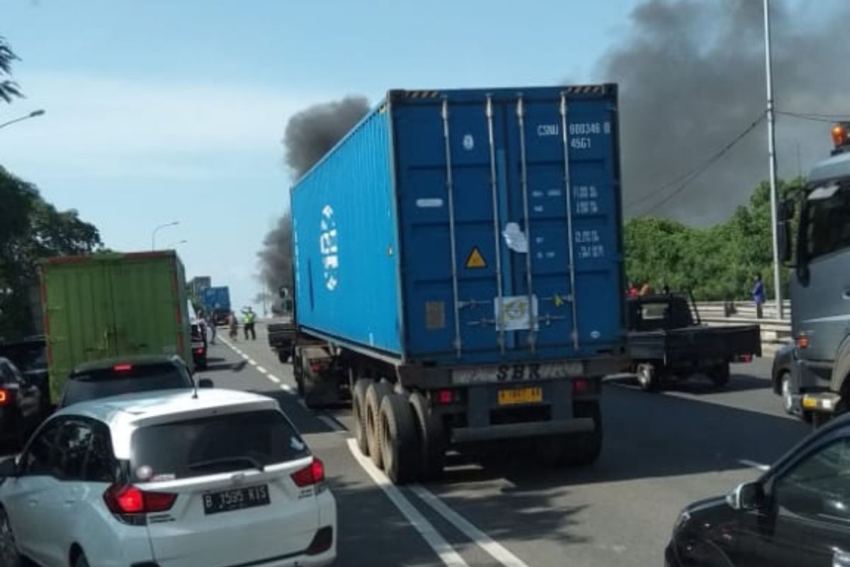 Truk kontainer terbakar di lajur cepat Jalan Cakung-Cilincing Jaktim