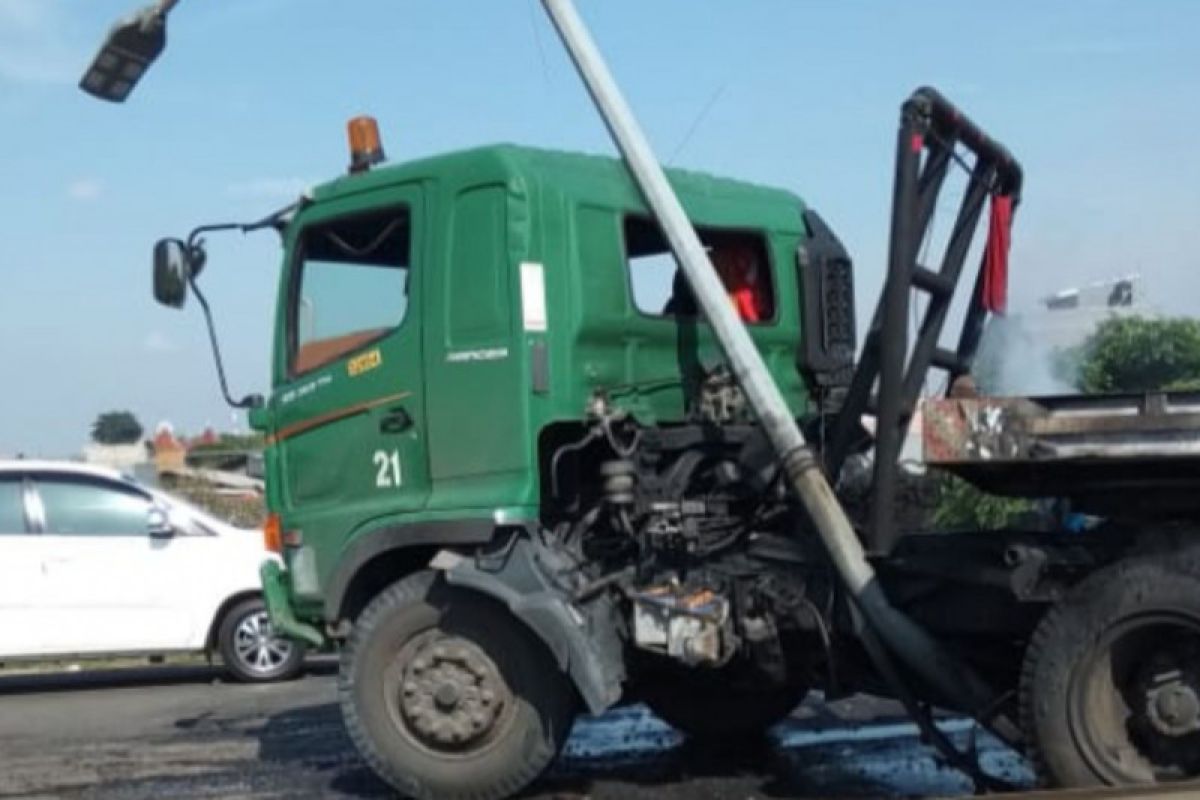 Truk kontainer terbakar usai tabrak lampu jalan