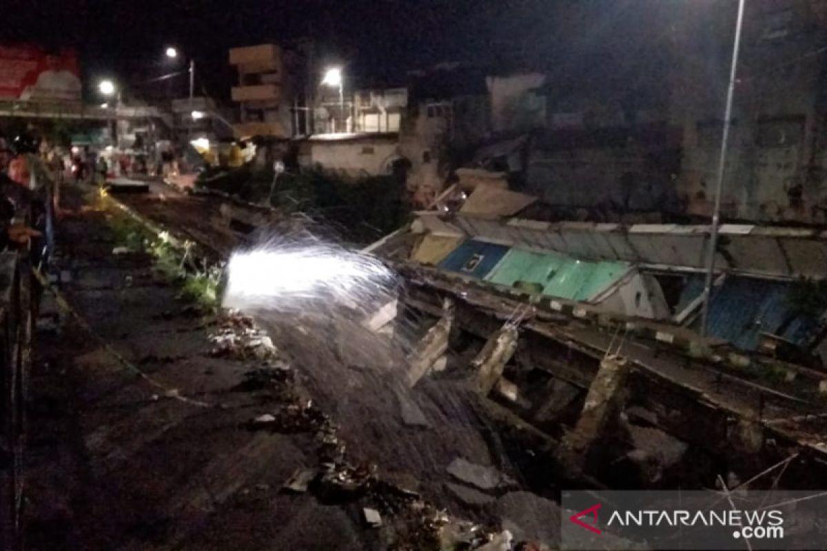 Jalan Sultan Agung di Jember ambles