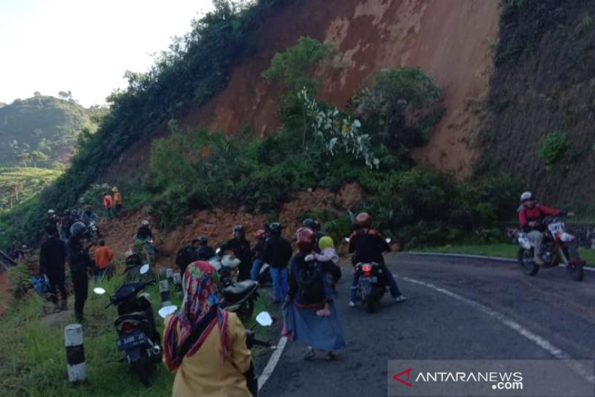 Jalur selatan penghubung Garut-Bandung tertutup longsor