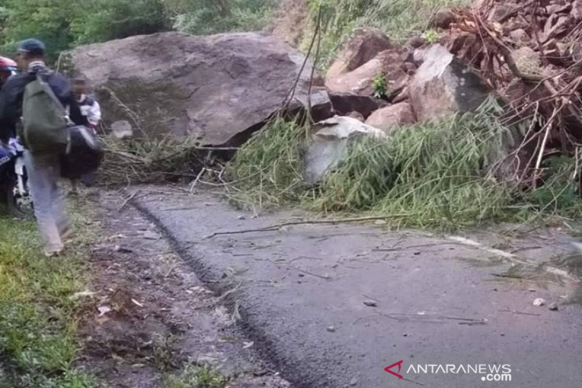 Longsoran tanah dan batu besar tutup Jalan Raya Garut-Pameungpeuk