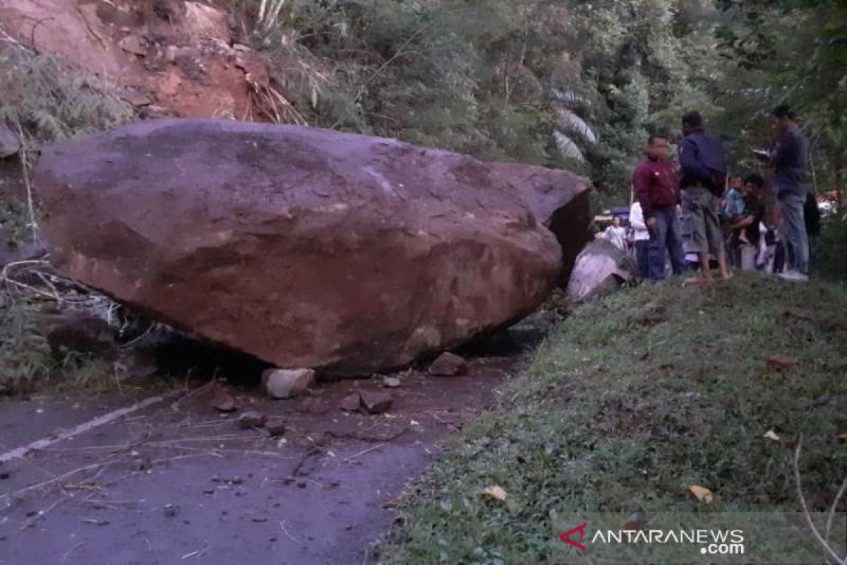 Setelah longsoran batu disingkirkan, jalur selatan Garut normal