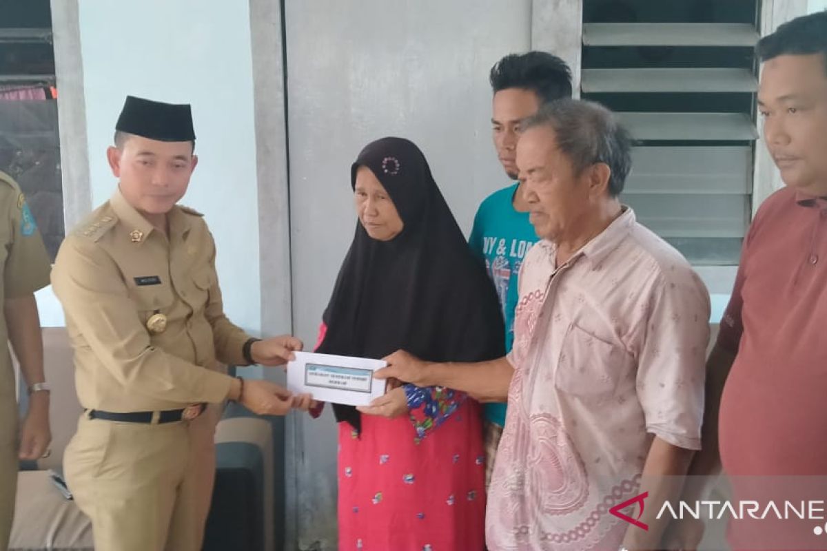 Bupati Bangka salurkan bantuan kepada keluarga nelayan hilang