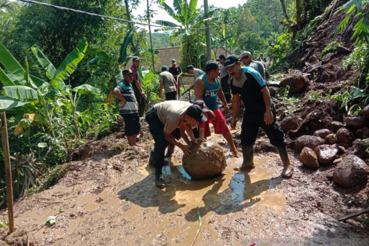 Akses jalan tertutup longsor di Desa Gelang Jember dibuka kembali