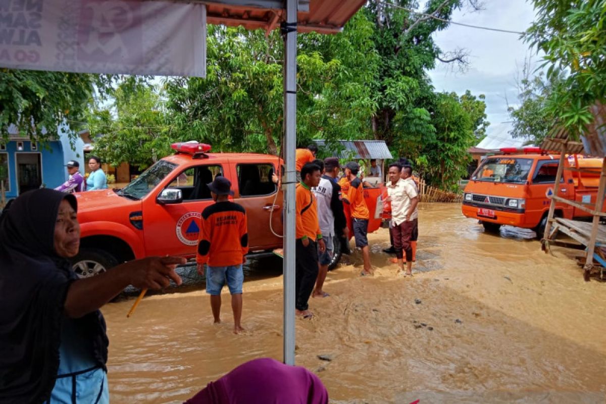 BPBD salurkan 2.000 bungkus makanan bagi korban banjir  Gorontalo