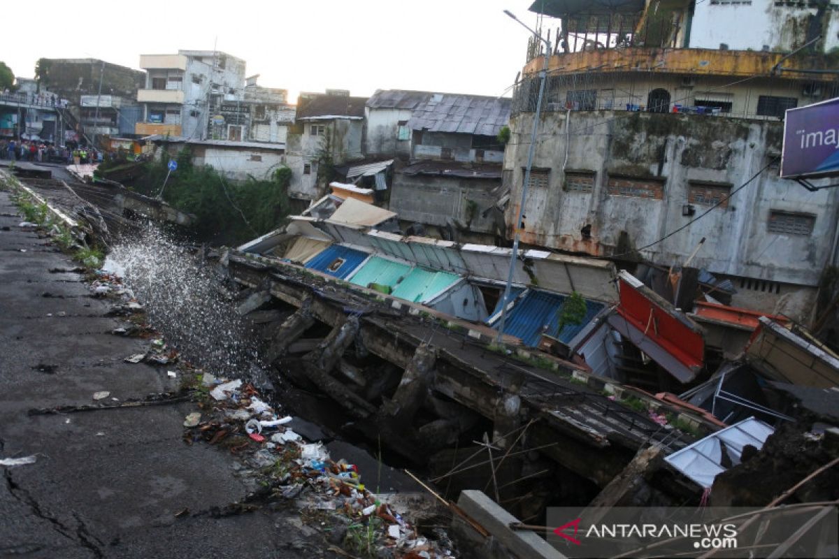 Hujan deras akibatkan Jalan Sultan Agung Jember amblas sekitar 94 meter
