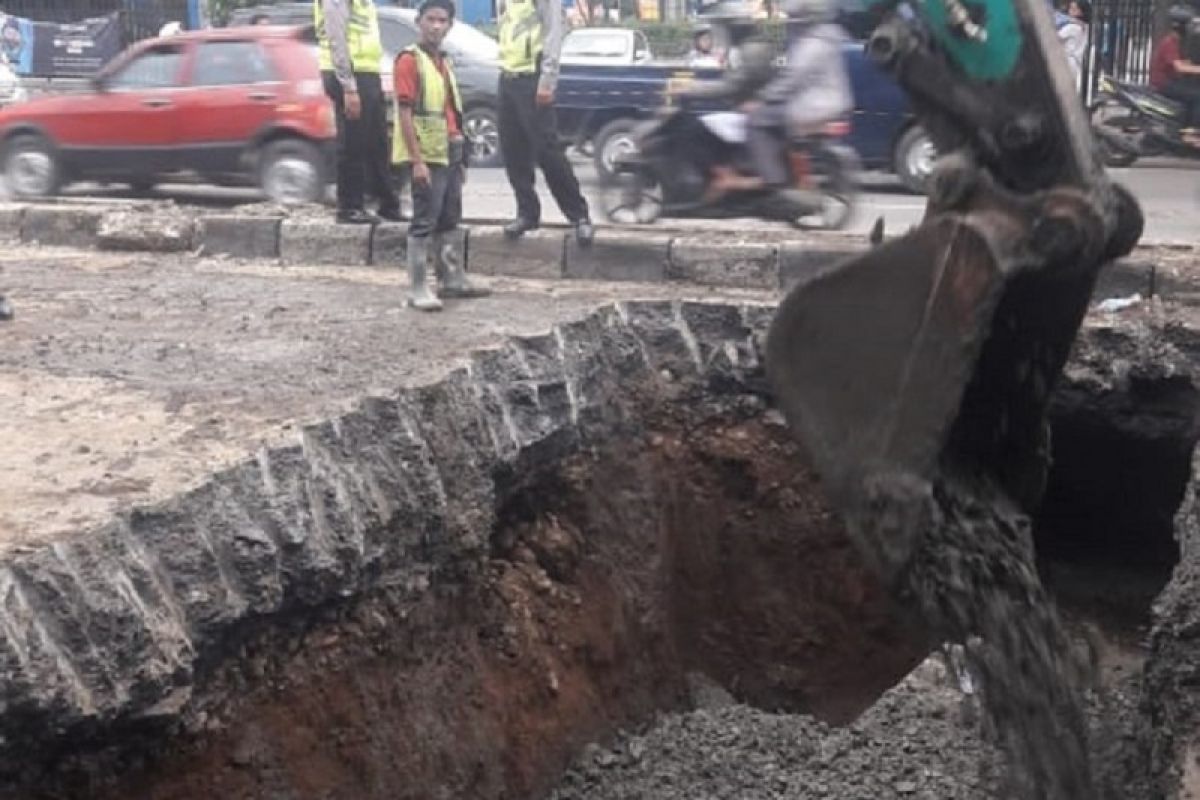 Dishub tutup jalan Daan Mogot arah Tangerang terkait amblas jalan