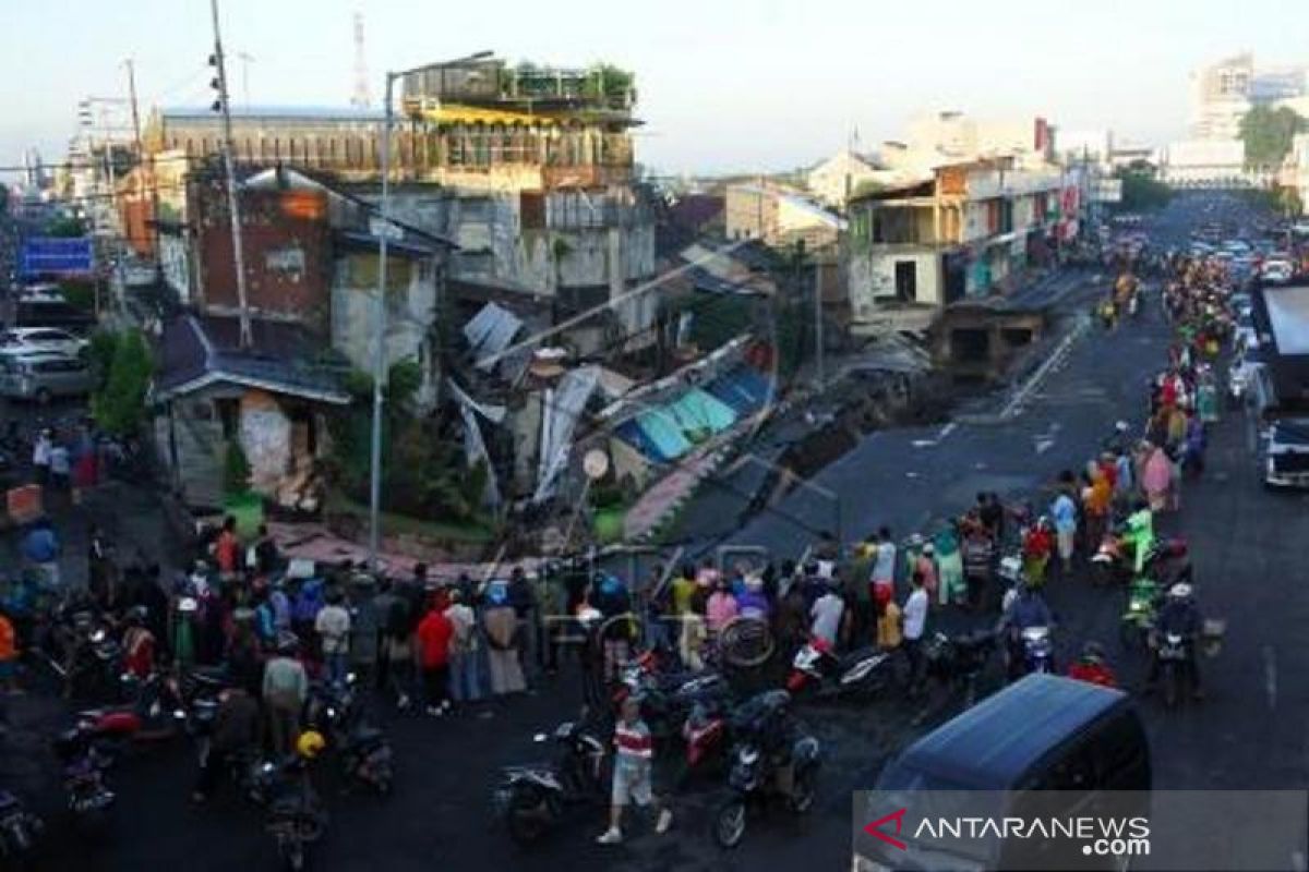 Akibat tingginya curah hujan, Jalan Sultan Agung di Jember ambles