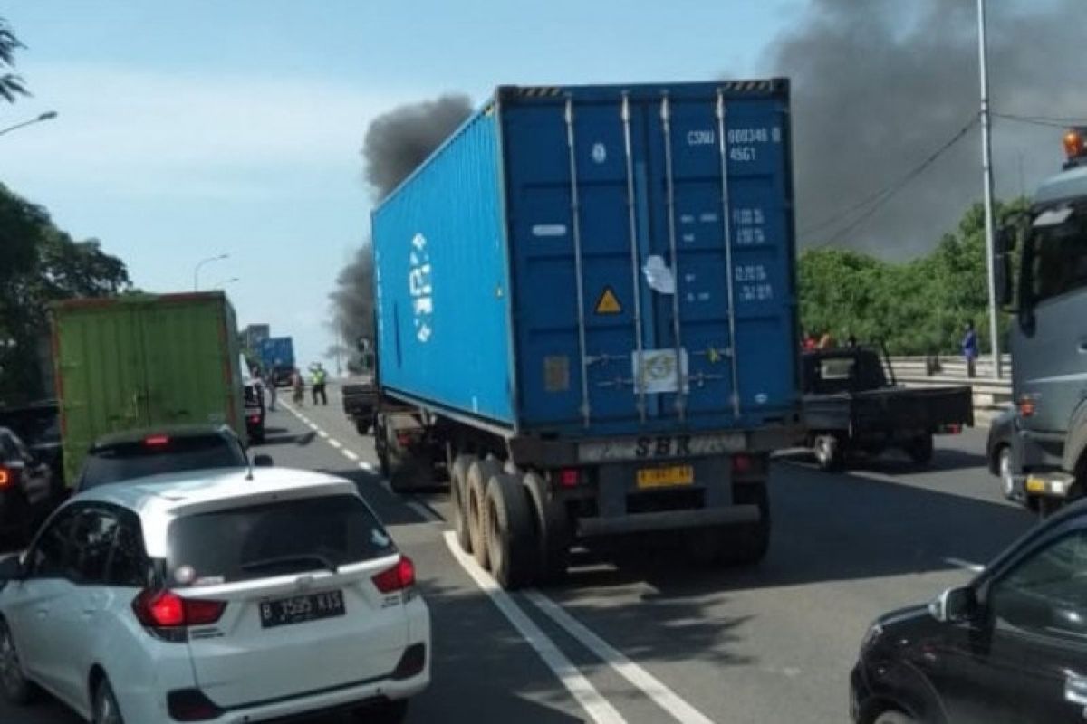 Satu unit truk kontainer terbakar di lajur cepat Jalan Cakung-Cilincing Jaktim