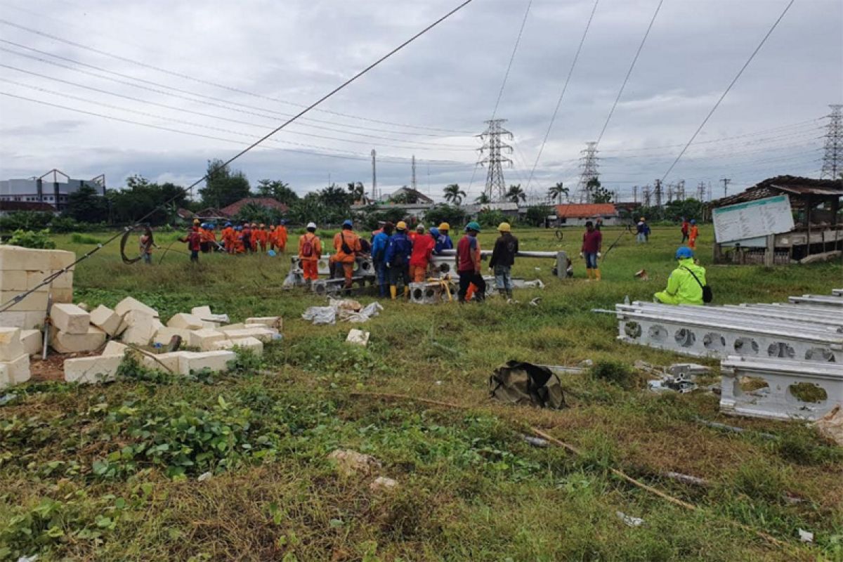 PLN imbau warga tak dekati lokasi tower roboh di Rembang