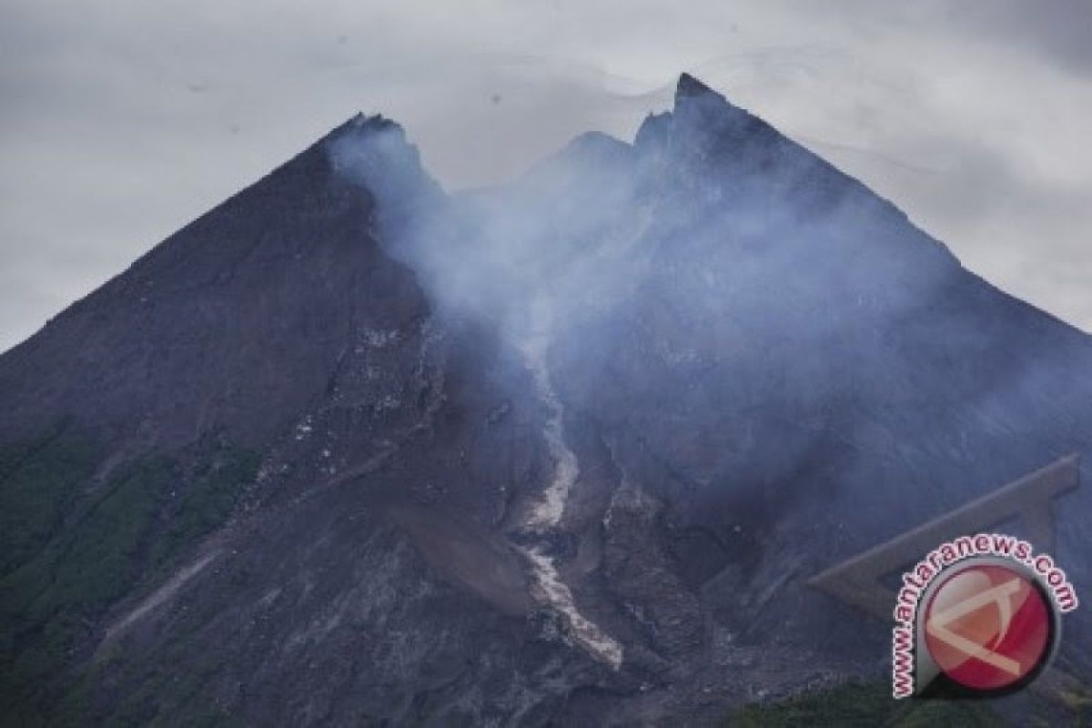 Merapi erupsi dengan tinggi kolom asap mencapai 6.000 meter