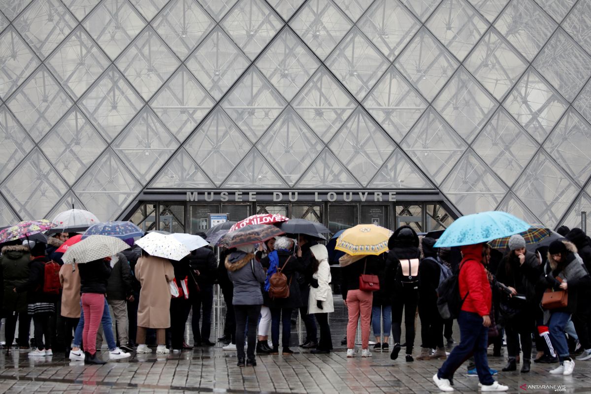 Kurang staf akibat virus corona, Museum Louvre masih ditutup