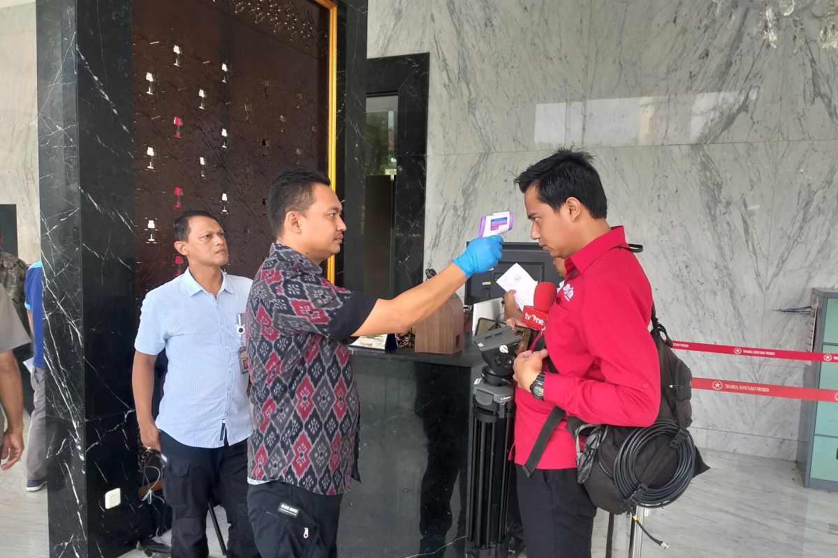 Setiap tamu dan pejabat ke Istana Kepresidenan diperiksa suhu tubuhnya