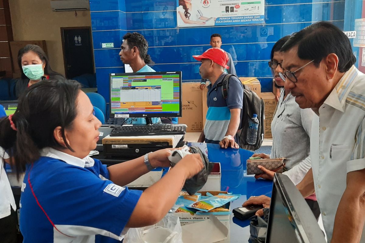 Apotik dan toko obat di Ambon batasi penjualan masker