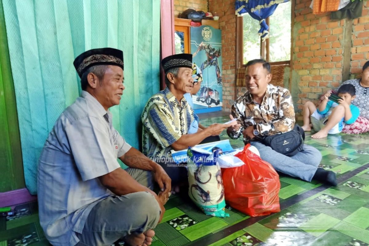 Warga Kurang Mampu-Lansia Terima Bantuan dan Santunan