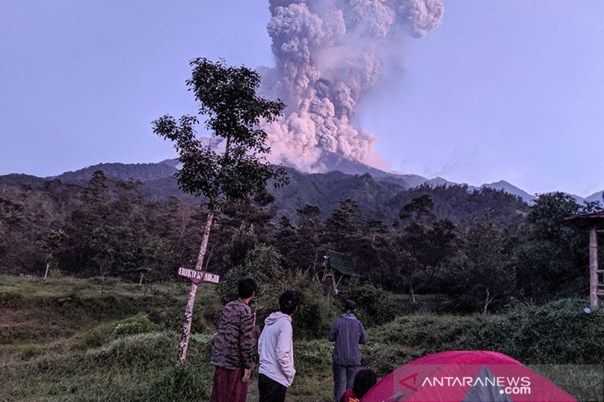 Erupsi Merapi, Bandara Adi Sumarmo ditutup sementara, empat penerbangan batal