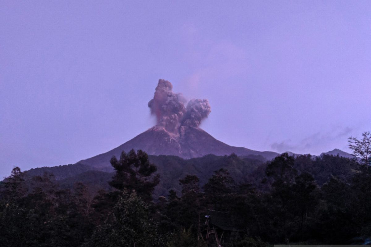 Adi Sumarmo Airport closed temporarily after Mt Merapi erupts