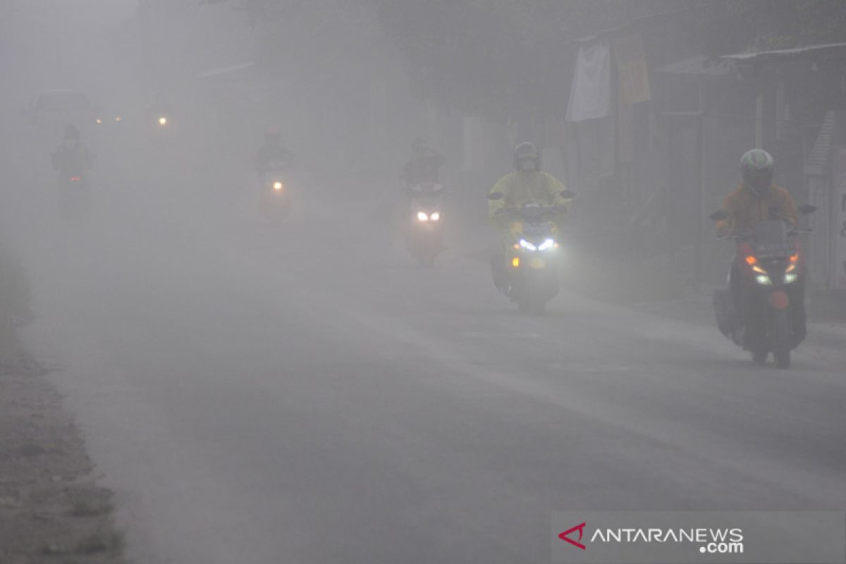 Warga Selo Boyolali tetap beraktivitas meski Merapi erupsi