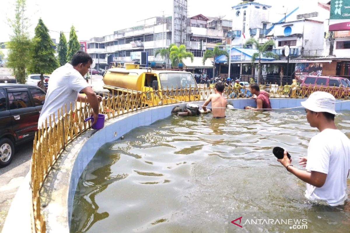 Timbulkan bau tak sedap, Pemkot Padangsidimpuan bersihkan bangkai ikan kolam air mancur