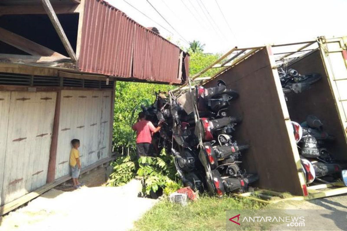 Truk pengangkut sepmor terbalik di Aceh Timur