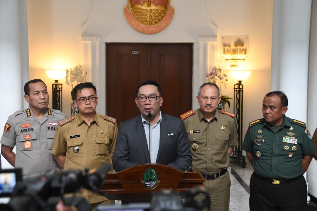 Ridwan Kamil meminta kabupaten/kota bentuk Crisis Center COVID-19