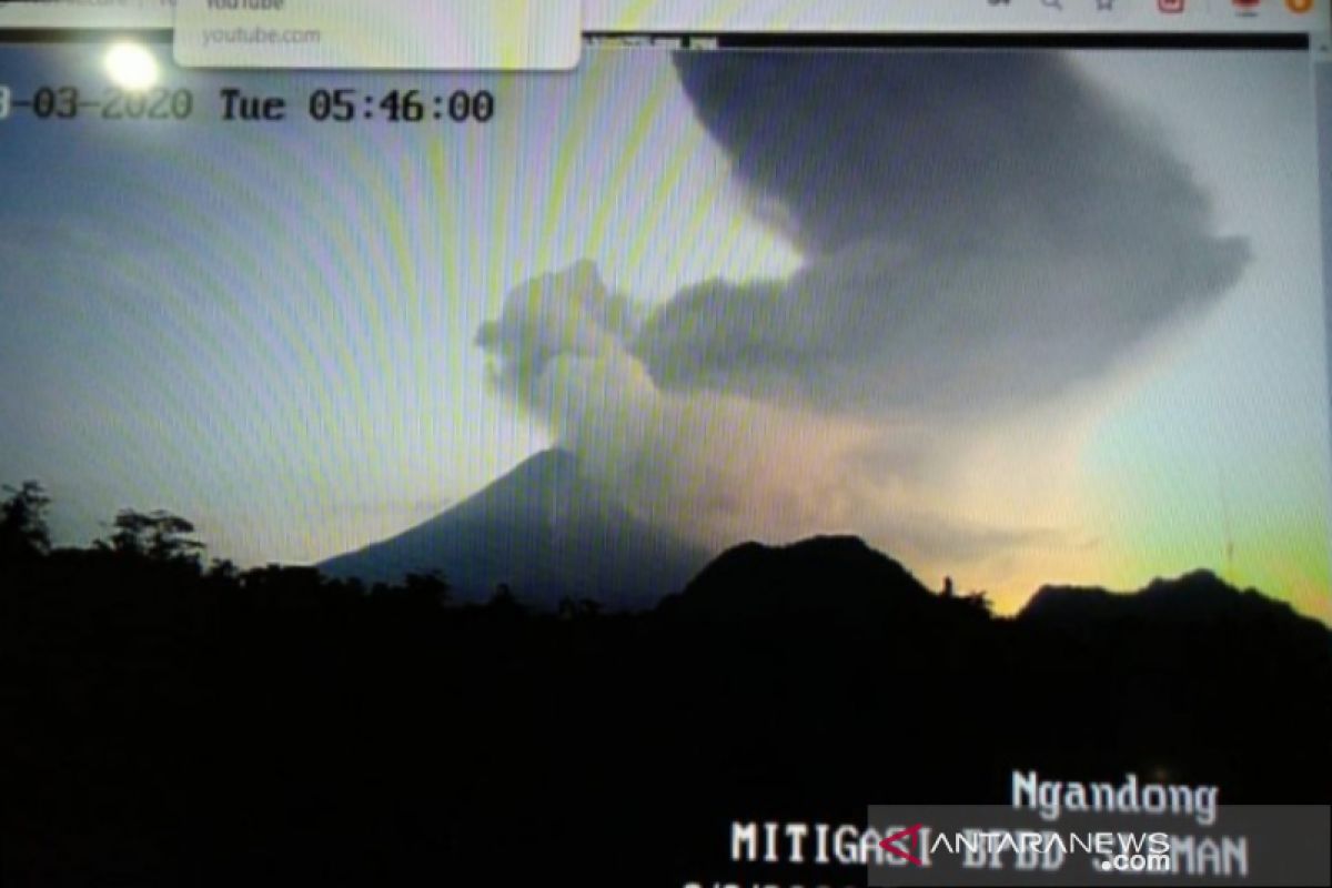 Gunung Merapi kembali erupsi pada Selasa pagi