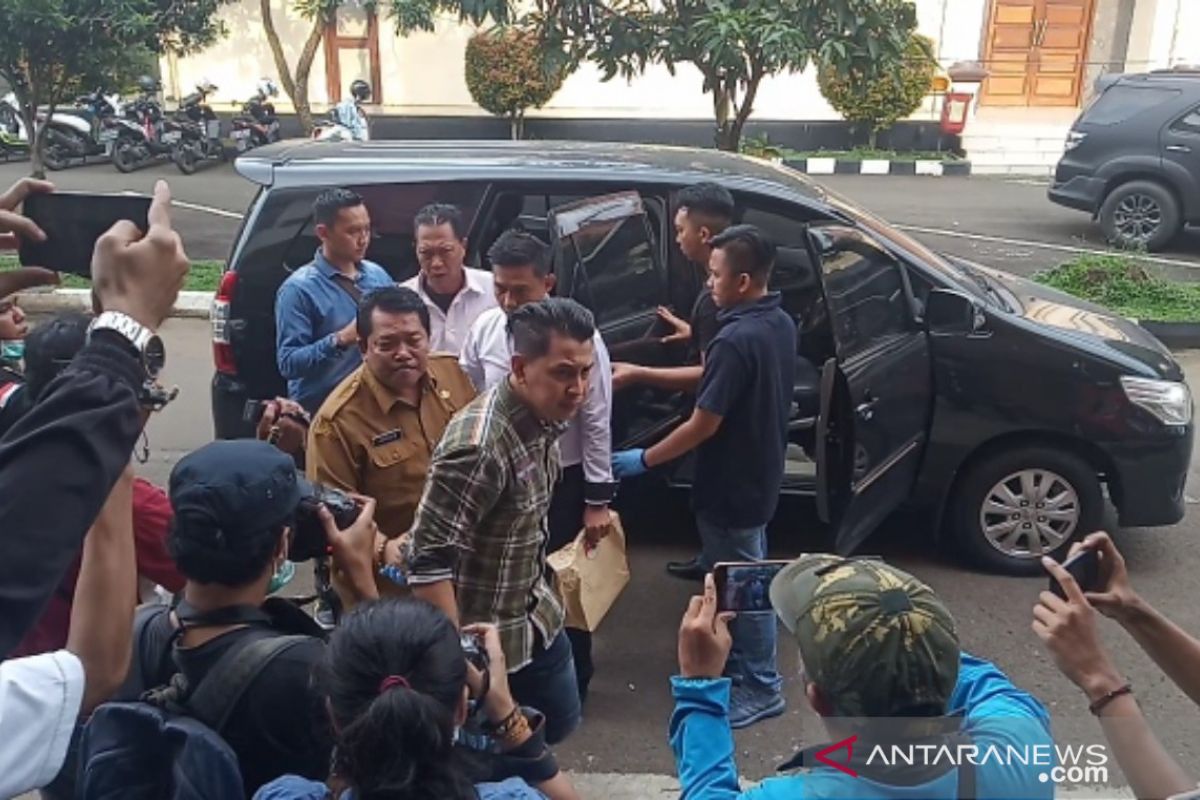 Irianto, Sekretaris DPKPP terkena OTT diperiksa Polres Bogor sampai pagi