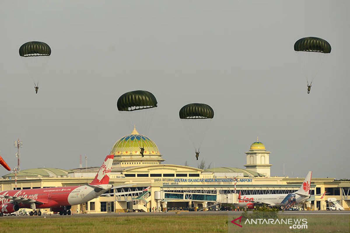 Latihan terjun payung TNI AU