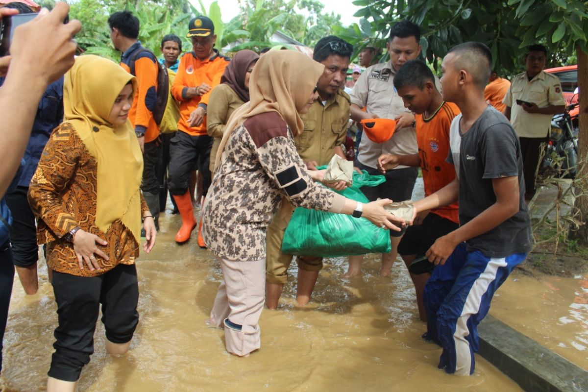 PKK Kabupaten Gorontalo salurkan makanan kepada korban banjir