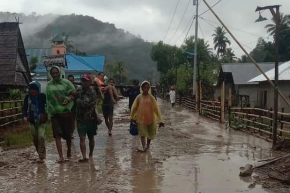 Banjir bandang terjadi di  Desa Lengkeka Kabupaten Poso