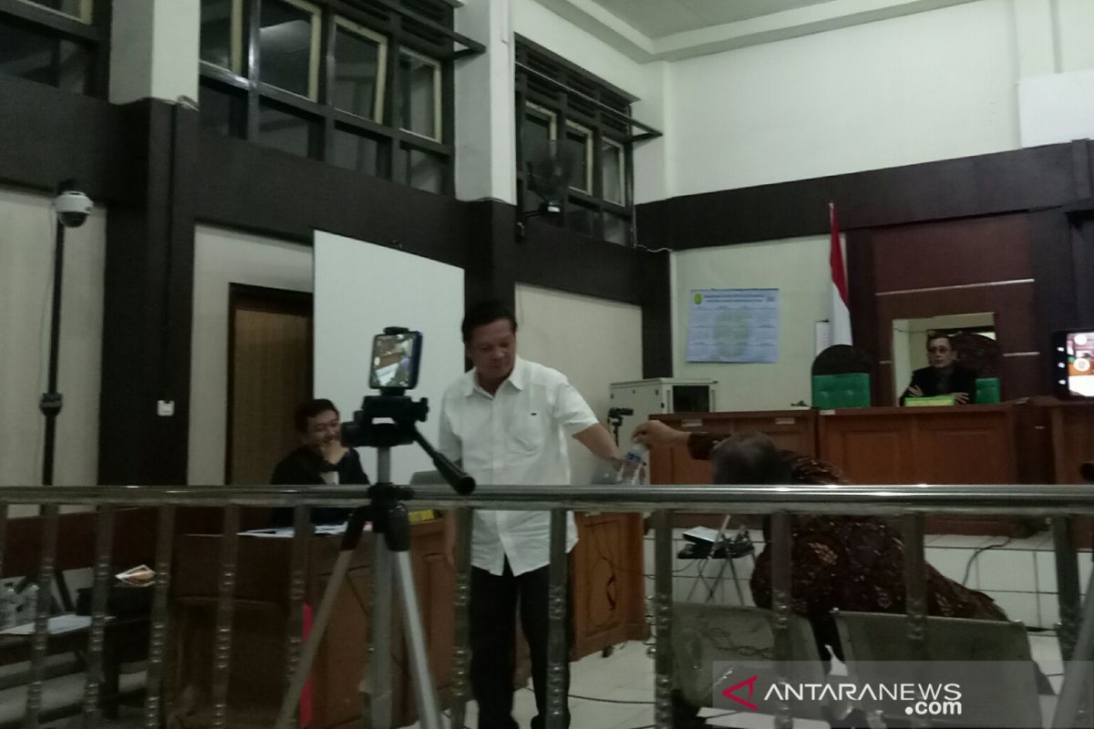 Ketua DPRD  Muara Enim tiba-tiba sakit kepala saat sidang suap